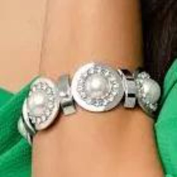 Elegant Pearl & Rhinestone Stretch Bracelet – Silver Tone Statement Jewelry - Picture 2 of 3